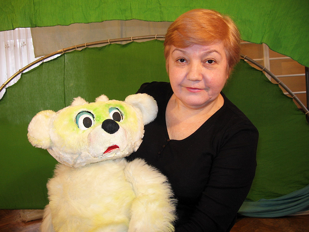 Київський муніципальний академічний театр ляльок. Олександра Лозовська із лялькою Білого Ведмедика у виставі «Мама для мамонтятка» Д. Непомнящої